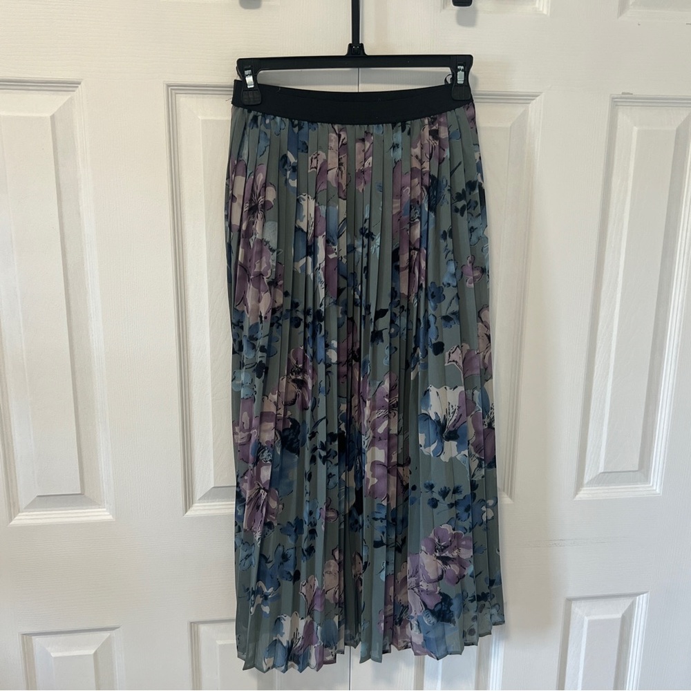 🚨 Last day Fri 🧳 Blue and Green Pleated Midi Skirt